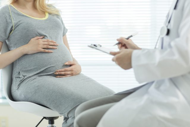 Việc đi khám thai theo định kỳ là rất cần thiết đối với phụ nữ mang thai