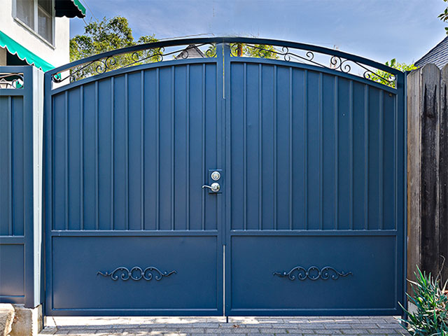 Khi chọn màu sắc cho cổng nhà của người mệnh Thủy thì màu xanh là một gợi ý cực tốt