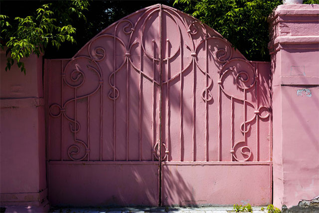 Cổng nhà màu hồng sẽ giúp những người mệnh Thổ luôn may mắn