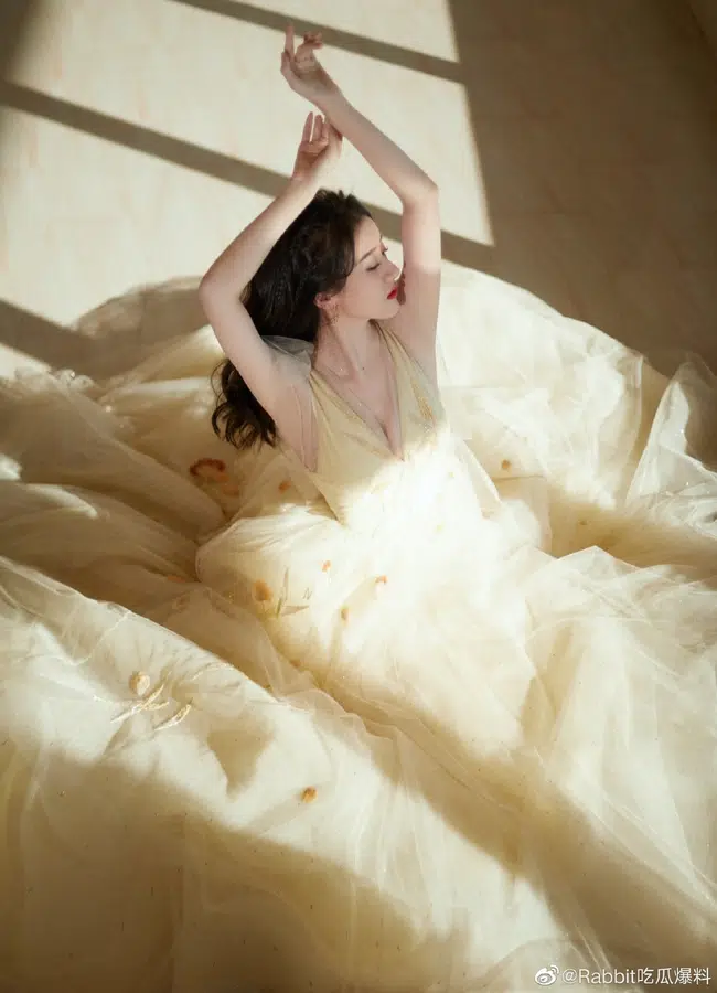 Viên Băng Nghiên như công chúa Bella trong bộ váy vàng