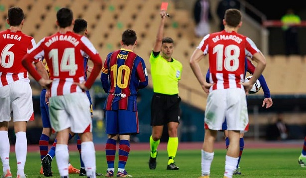 Messi phải nhận tấm thẻ đỏ từ trọng tài