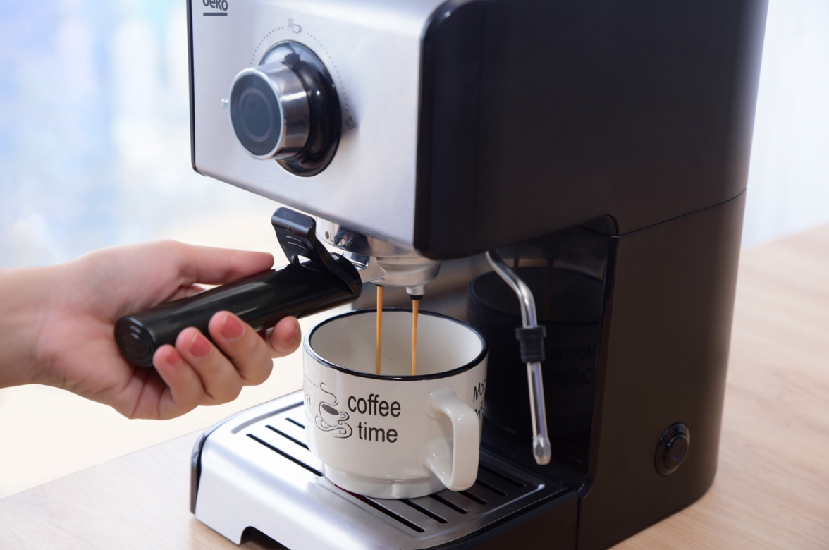 Tự trang bị máy pha cà phê tự động cho gia đình cực đơn giản