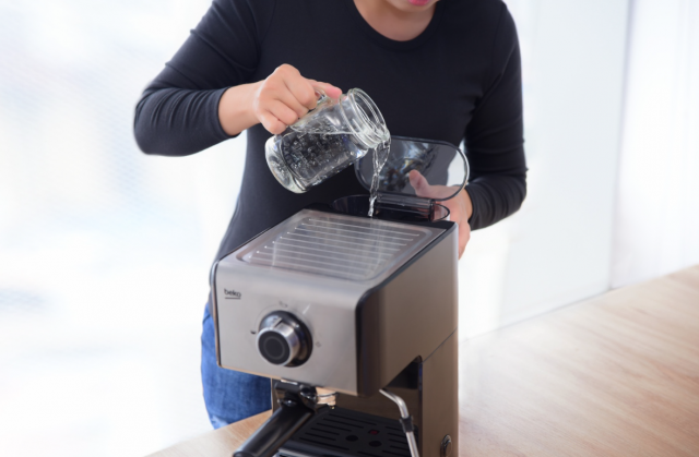 Tự trang bị máy pha cà phê tự động cho gia đình cực đơn giản